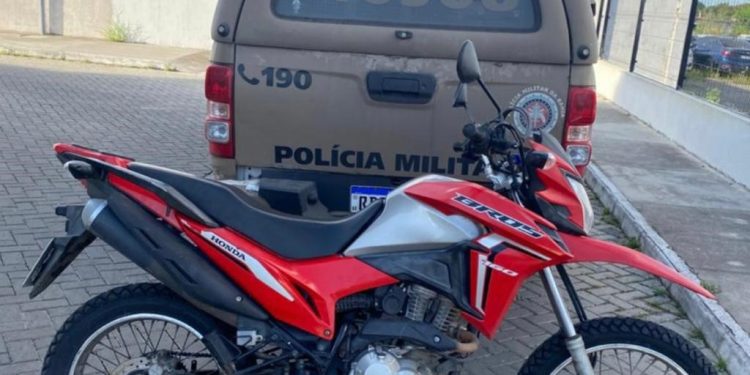Polícia Militar recupera moto roubada e prende suspeito com bloqueador de sinal em Feira de Santana