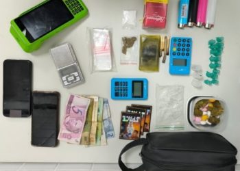 Suspeito de tráfico é preso no Centro de Feira com drogas, balança de precisão e maquinetas de cartão