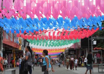 Bandeirolas tomam conta de Feira de Santana e anunciam o início das festas juninas no comércio