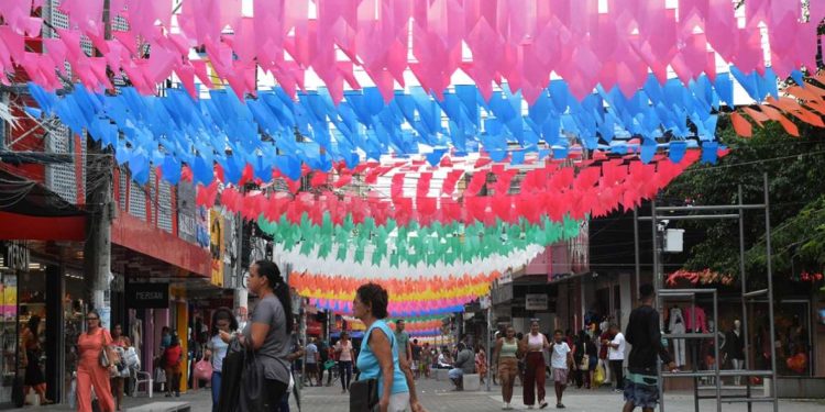 Bandeirolas tomam conta de Feira de Santana e anunciam o início das festas juninas no comércio