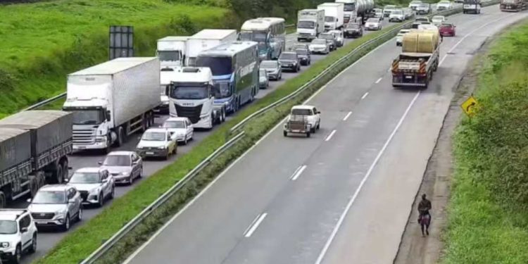 Trânsito intenso marca saída de Salvador rumo ao interior na véspera do São João