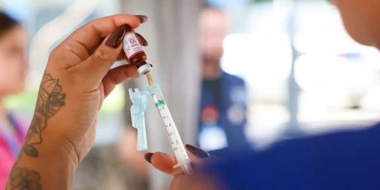 Vacina meningocócica ACWY será aplicada em bebês a partir de julho: veja o que muda