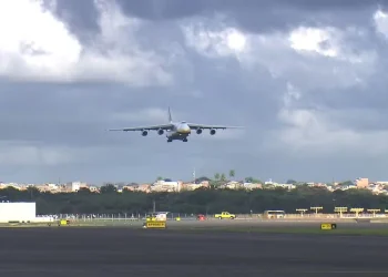 Avião da FAB fura pneu ao pousar no Aeroporto de Salvador