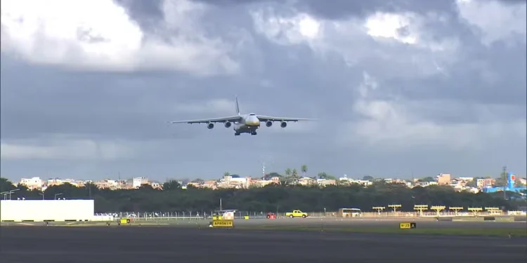 Avião da FAB fura pneu ao pousar no Aeroporto de Salvador