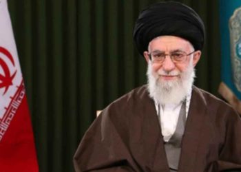 Khamenei desafia os EUA e promete retaliação após ataques de Israel ao Irã