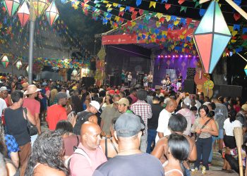 Praça lotada, forró animado e tradição: Arraiá do Comércio abre o São João em Feira com grande público
