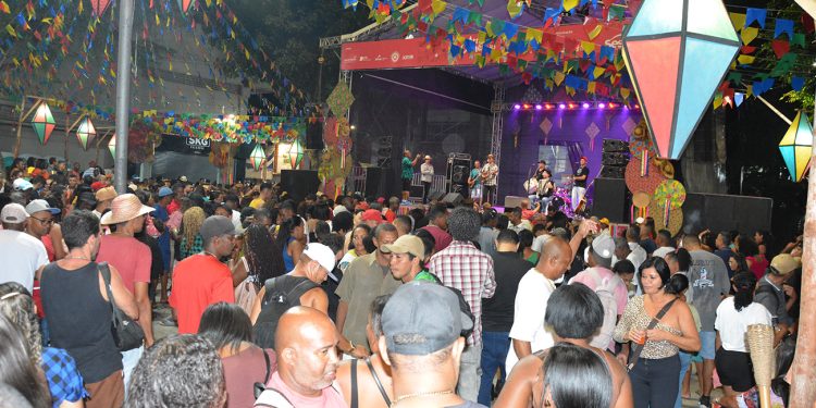 Praça lotada, forró animado e tradição: Arraiá do Comércio abre o São João em Feira com grande público