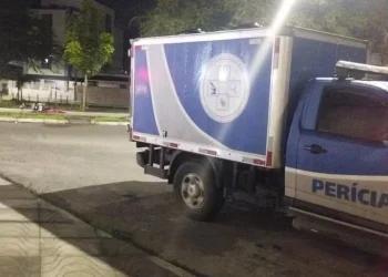 Estudante de 18 anos morre após colidir moto em traseira de carro em Feira de Santana