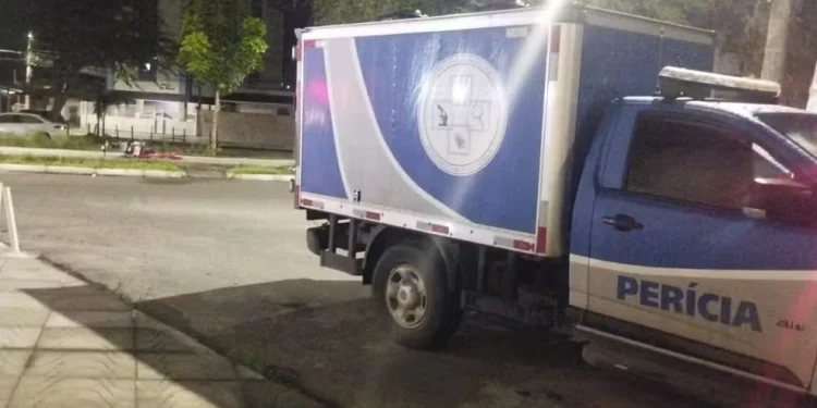 Estudante de 18 anos morre após colidir moto em traseira de carro em Feira de Santana