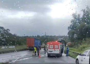 Acidente grave entre caminhão cegonha e carro deixa dois mortos na BR-324, em Conceição do Jacuípe