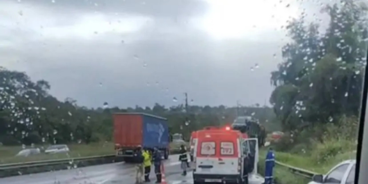 Acidente grave entre caminhão cegonha e carro deixa dois mortos na BR-324, em Conceição do Jacuípe