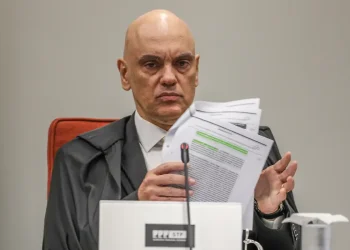 Moraes afirma que Eduardo Bolsonaro intensificou ataques ao STF após tornozeleira no pai