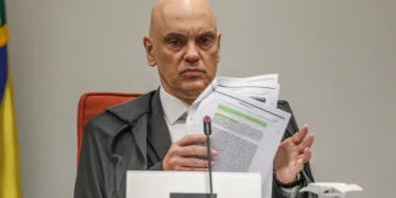 Moraes afirma que Eduardo Bolsonaro intensificou ataques ao STF após tornozeleira no pai