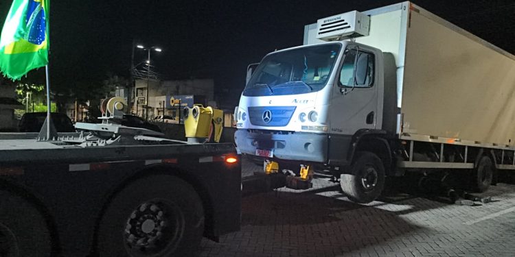 Caminhão frigorífico roubado em Salvador é recuperado pela Polícia Civil em Feira de Santana