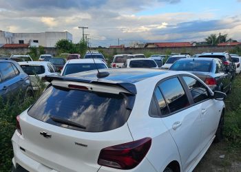 Polícia Civil recupera carro com restrição de furto em condomínio de Feira de Santana