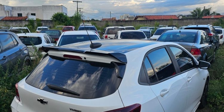 Polícia Civil recupera carro com restrição de furto em condomínio de Feira de Santana