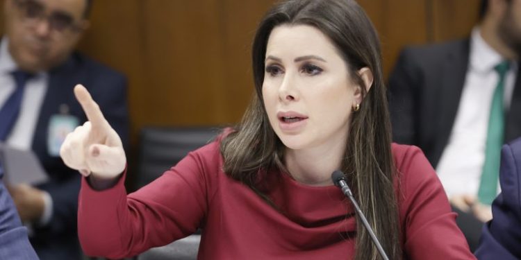 Câmara aprova uso de inteligência artificial para prevenir crimes digitais contra crianças e adolescentes