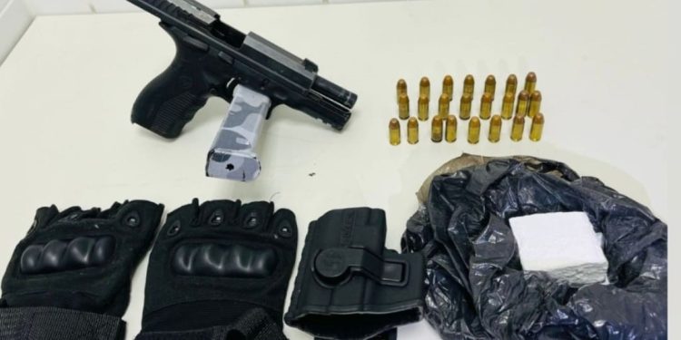 65ª CIPM apreende arma e droga após troca de tiros em Feira de Santana