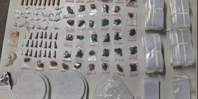 Polícia militar apreende drogas e munições no São João do Cazumbá, em Feira de Santana