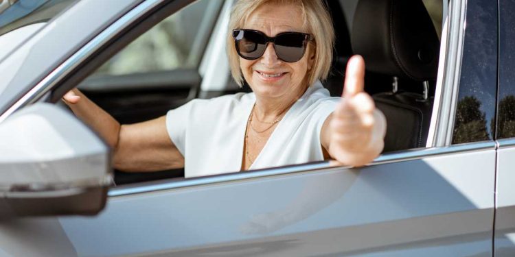 Projeto de lei propõe desconto de até 30% em carros novos para idosos