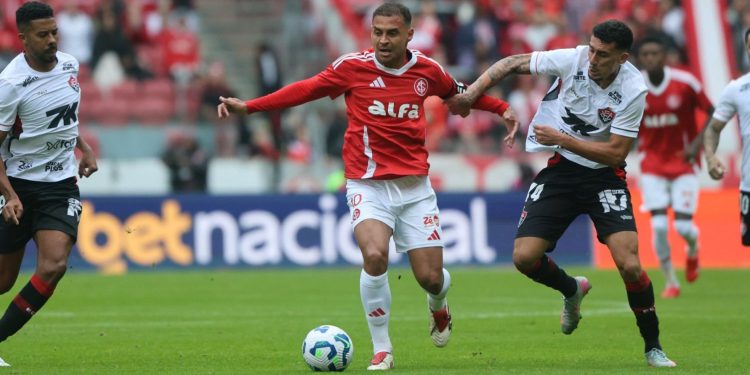 Vitória segura o Inter até os acréscimos, mas sofre gol de Tabata e volta à zona de rebaixamento