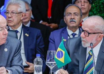 Lula se reúne com chanceler Mauro Vieira antes de viagem ao Chile para cúpula sobre democracia