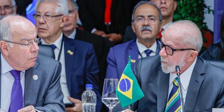 Lula se reúne com chanceler Mauro Vieira antes de viagem ao Chile para cúpula sobre democracia