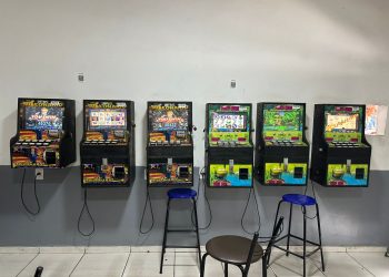 Polícia Civil apreende 14 máquinas caça-níquel e fecha pontos de jogos de azar na Cidade Nova