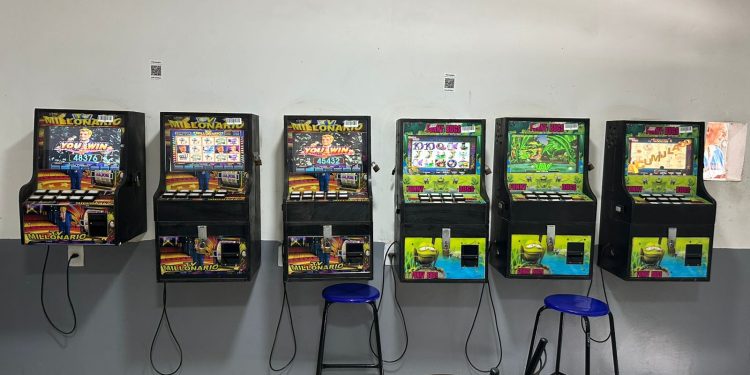 Polícia Civil apreende 14 máquinas caça-níquel e fecha pontos de jogos de azar na Cidade Nova