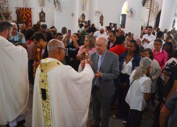 Fiéis lotam Catedral de Feira de Santana em homenagem à padroeira Senhora Sant’Ana