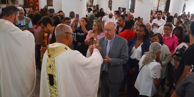 Fiéis lotam Catedral de Feira de Santana em homenagem à padroeira Senhora Sant’Ana