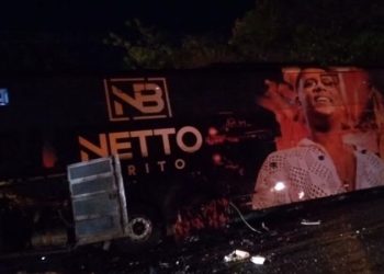 Colisão entre ônibus de banda e carro deixa três mortos na BA-046