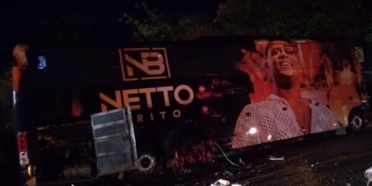 Colisão entre ônibus de banda e carro deixa três mortos na BA-046