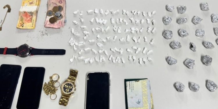 Homem é preso por tráfico de drogas no bairro George Américo, em Feira de Santana