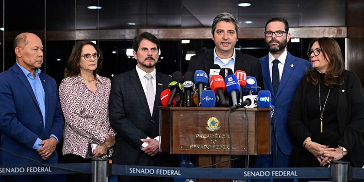 Oposição reage a medidas contra Bolsonaro e cobra reação do Congresso