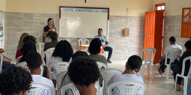 Deam promove palestra com adolescentes em projeto social de Feira de Santana
