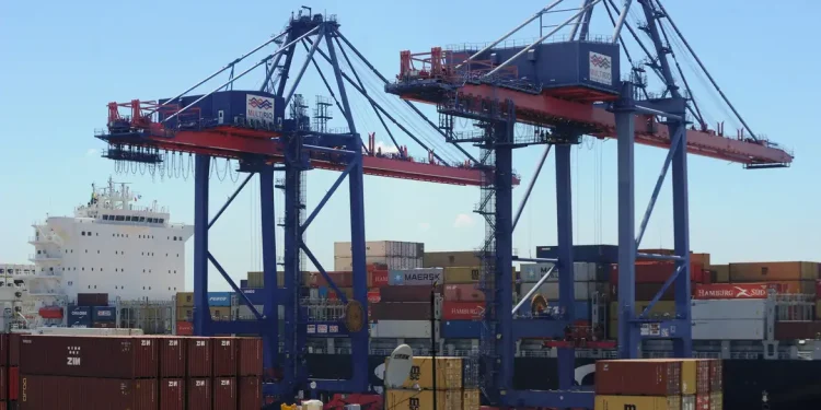 Portos brasileiros batem recorde histórico com 532 milhões de toneladas movimentadas em 2025