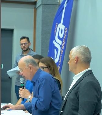 Feira de Santana dá posse a novos professores e intérpretes de libras da rede municipal