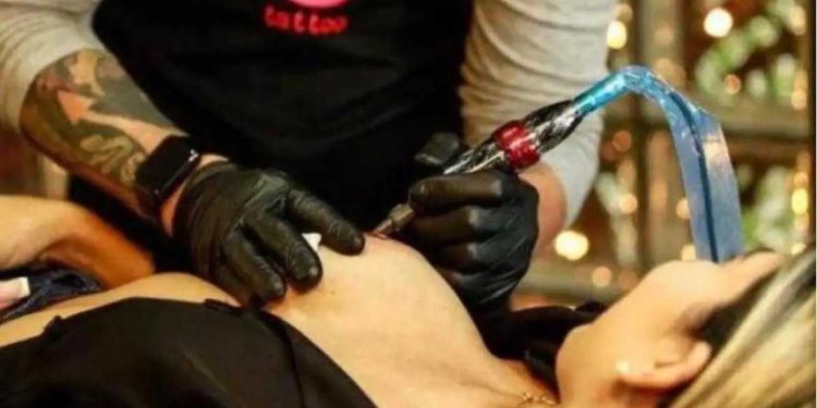 Conselho Federal de Medicina proíbe uso de anestesia em tatuagens estéticas