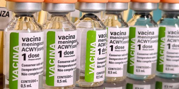 Feira de Santana amplia esquema vacinal contra meningite para crianças de 12 meses