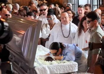 Celebridades e amigos se despedem de Preta Gil em velório aberto ao público no Theatro Municipal do Rio