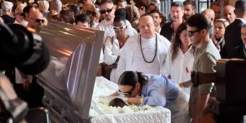 Celebridades e amigos se despedem de Preta Gil em velório aberto ao público no Theatro Municipal do Rio