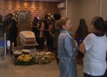 Corpo de técnico de som Carlos Bojô é sepultado sob forte comoção em Feira de Santana