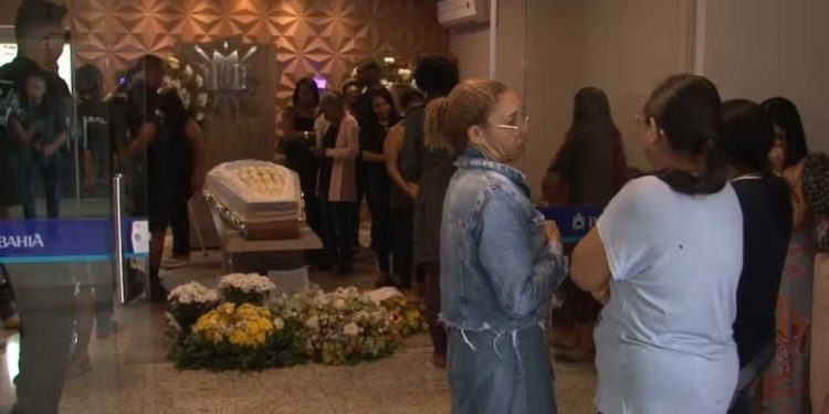 Corpo de técnico de som Carlos Bojô é sepultado sob forte comoção em Feira de Santana