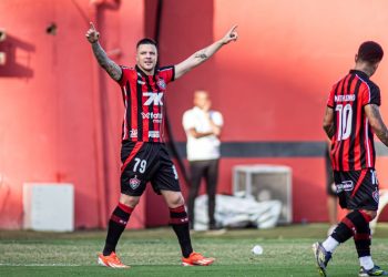 Vitória encerra jejum com triunfo no Barradão e deixa a zona de rebaixamento