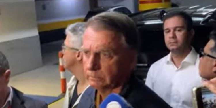 PF encontra dinheiro em casa de Bolsonaro e impõe tornozeleira eletrônica por decisão do STF