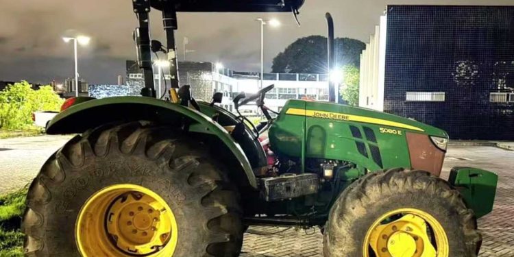 Trator avaliado em R$ 500 mil é furtado em Feira de Santana e recuperado após quatro dias pela Polícia Civil