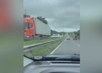 Acidente com carreta interdita parcialmente a BR-324 em Amélia Rodrigues