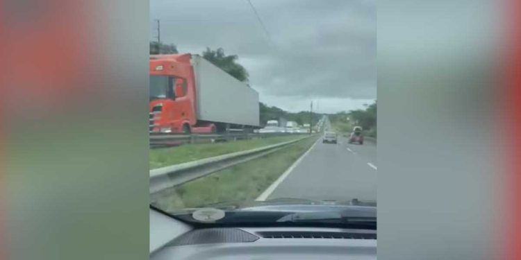Acidente com carreta interdita parcialmente a BR-324 em Amélia Rodrigues
