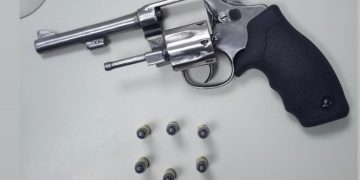 Polícia apreende arma de fogo e prende suspeito em Feira de Santana